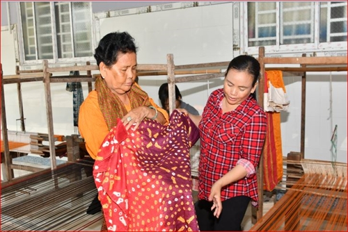 Nghề truyền thống giúp phụ nữ Khmer tăng thu nhập